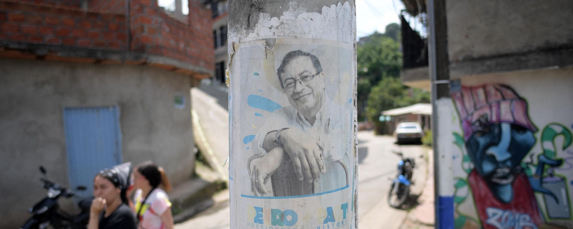 People walk near propaganda depicting Colombian left-wing presidential candidate Gustavo Petro  at the Siloe shantytown in Cali, Colombia, on May 24, 2022. - Sputnik International, 1920, 29.05.2022