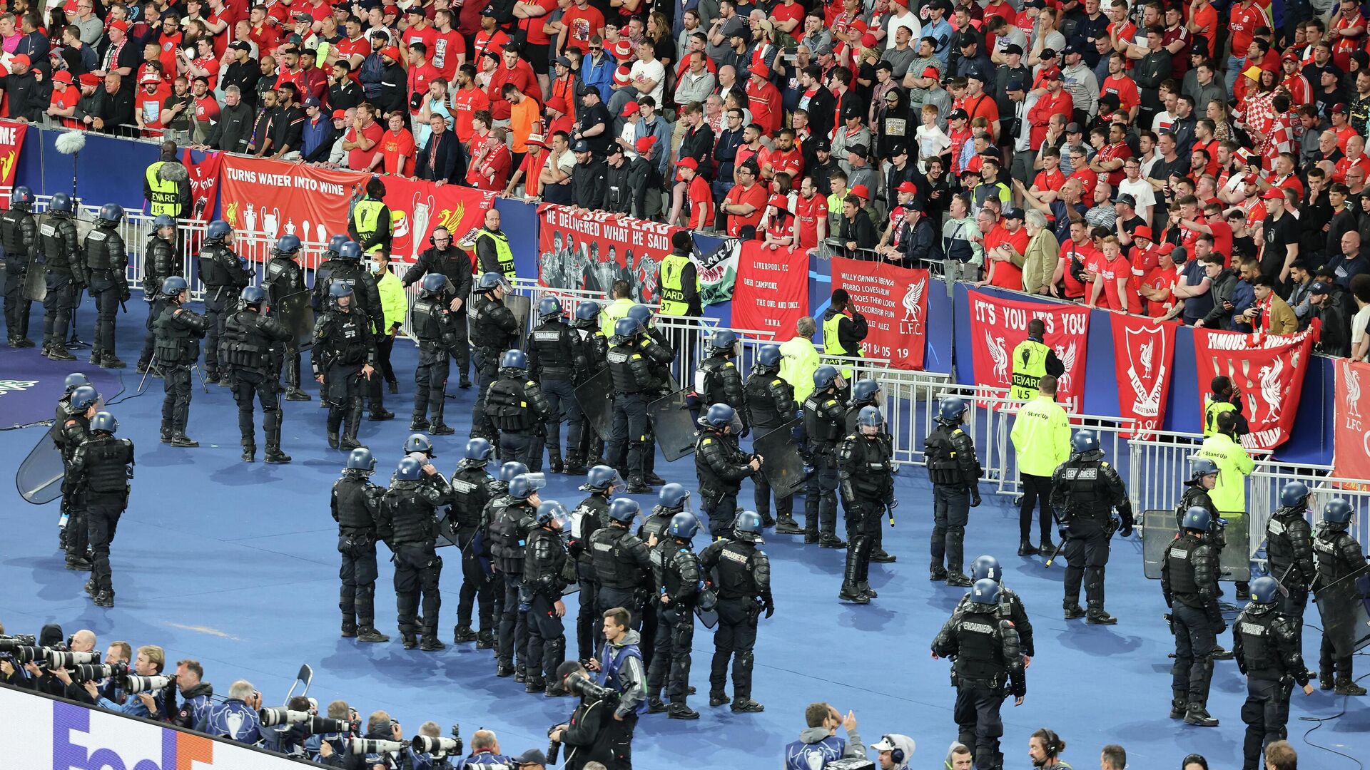 Riot police take up positions in front of the Liverpool fans after the UEFA Champions League final football match between Liverpool and Real Madrid at the Stade de France in Saint-Denis, north of Paris, on May 28, 2022. - Sputnik International, 1920, 29.05.2022