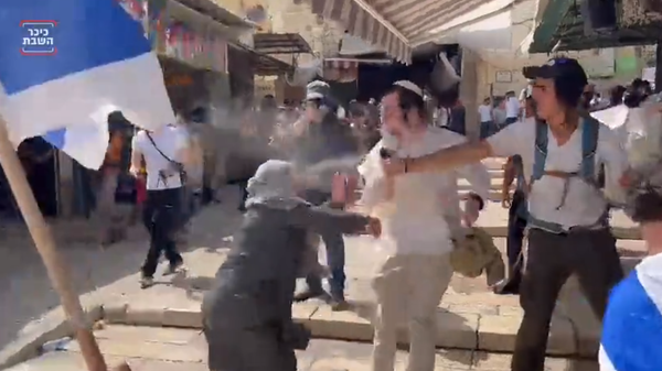 Israelis assault an old Palestinian woman on Jerusalem Day - Sputnik International