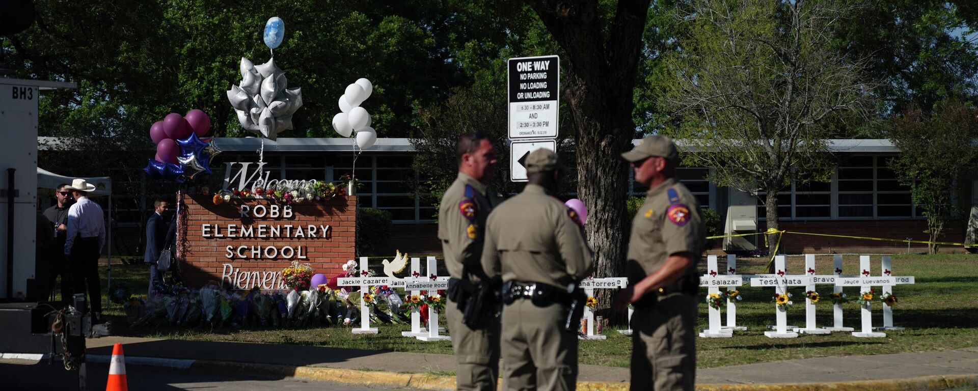 Police officers stand next to a makeshift memorial outside the Robb Elementary School on May 26, 2022 in Uvalde, Texas - Sputnik International, 1920, 30.05.2022