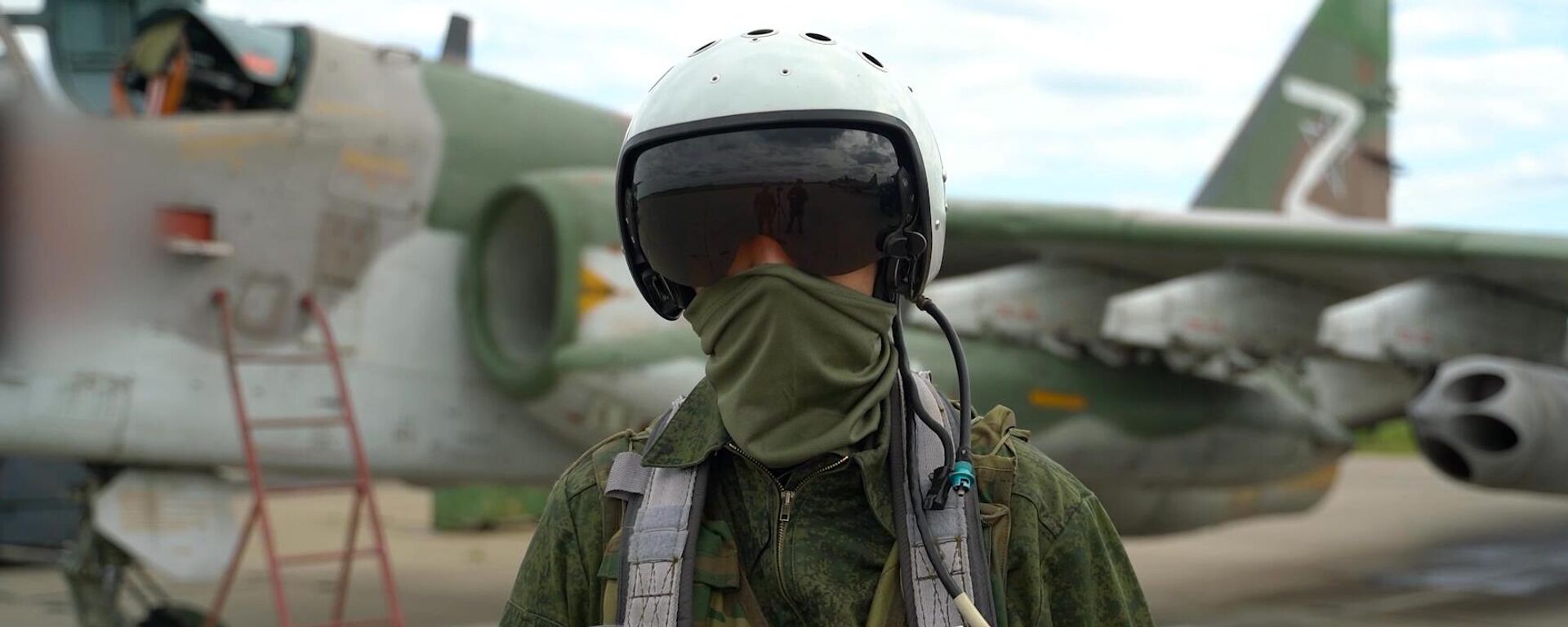 In this handout photo released by the Russian Defence Ministry, a pilot of a Russian Sukhoi Su-25 fighter jet is seen at an airdrome in the course of Russia's military operation in Ukraine, at the unknown location - Sputnik International, 1920, 11.06.2022