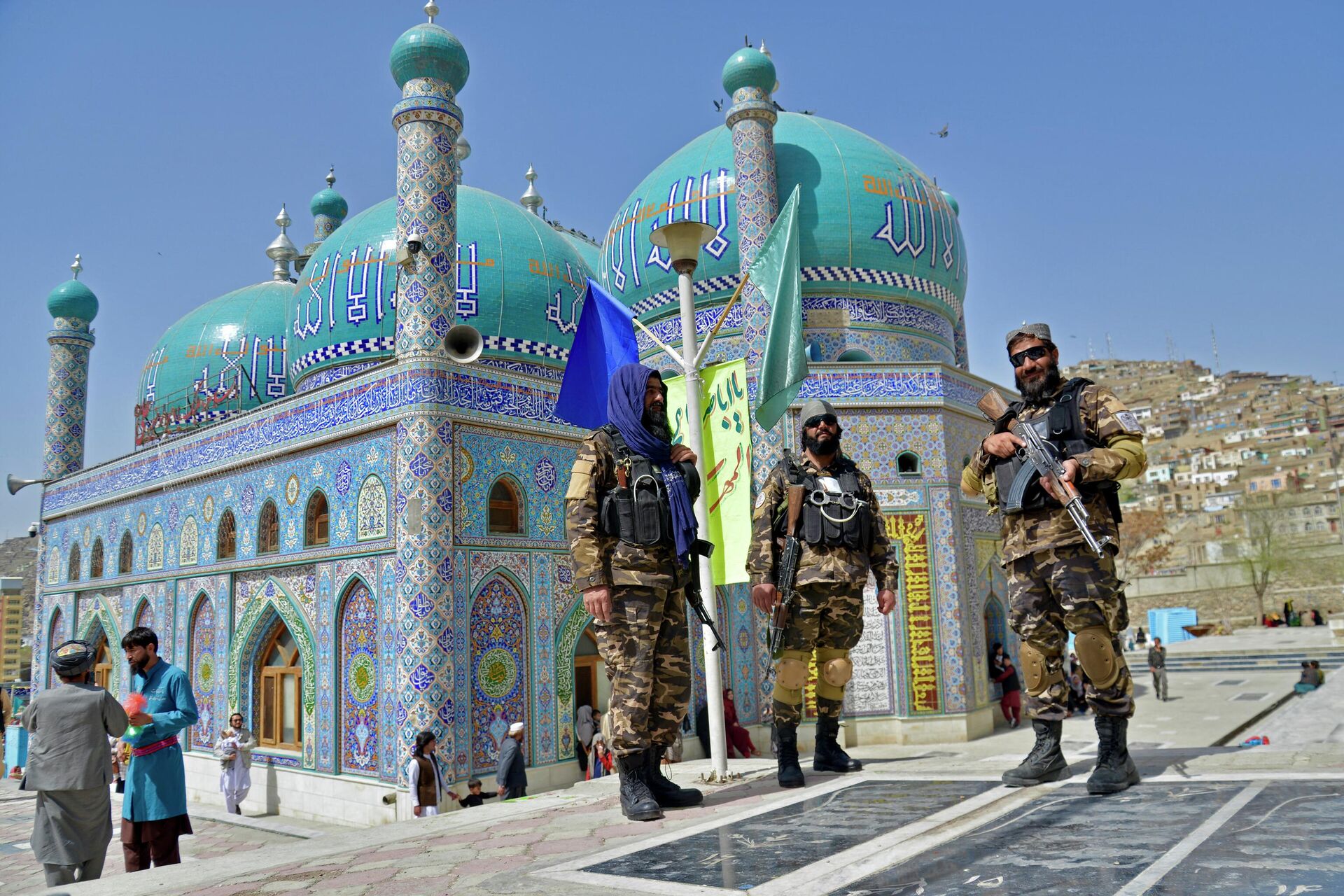 Taliban fighters stand guard at the Karte Sakhi shrine(File) - Sputnik International, 1920, 09.06.2022