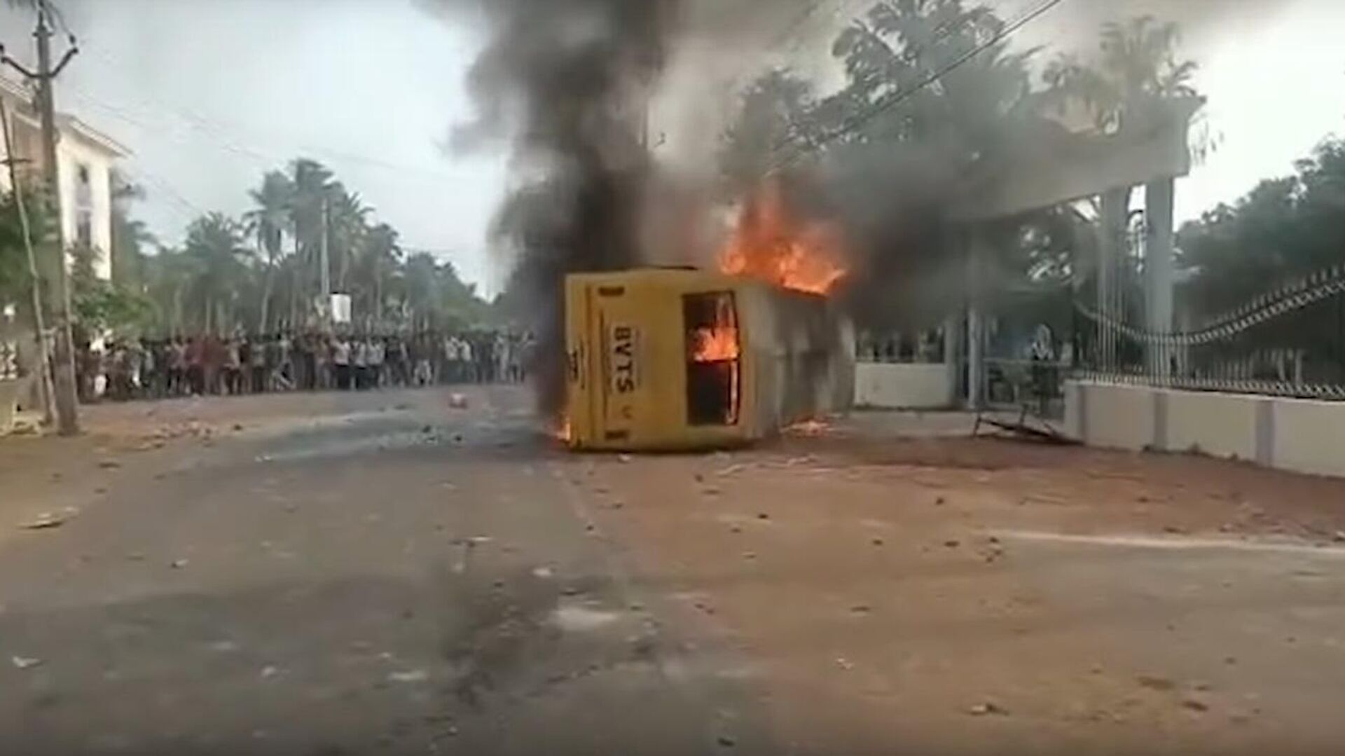 Andhra mob burns minister's house, vehicles as protests against renaming Konaseema turn violent - Sputnik International, 1920, 30.05.2022
