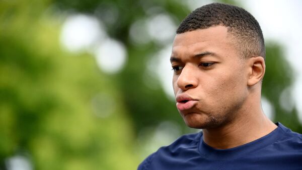 France's forward Kylian Mbappe arrives for a training session in Clairefontaine-en-Yvelines, outside Paris, on May 29, 2022 as part of the team's preparation for the upcoming UEFA Nations League - Sputnik International