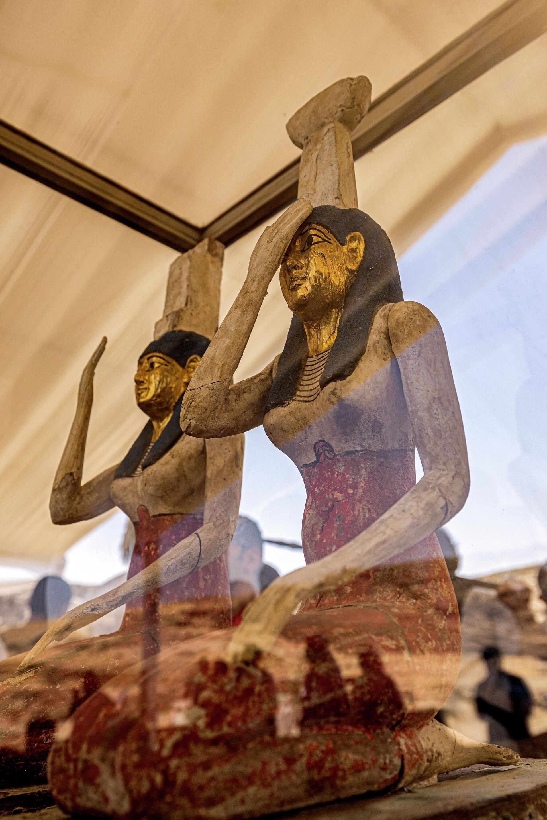 Statuettes depicting the Egyptian goddesses (L to R) Isis (Iset) and Nephthys (Nebet-Het) found in a cache dating to the Egyptian Late Period (around the fifth century BC) are displayed after their discovery by a mission headed by Egypt's Supreme Council of Antiquities, at the Bubastian cemetery at the Saqqara necropolis, southwest of Egypt's capital on May 30, 2022. - Sputnik International, 1920, 31.05.2022