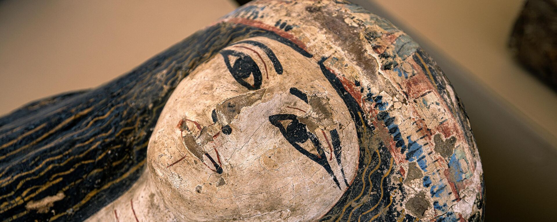 This picture taken on May 30, 2022 shows the face on one of the sarcophaguses found in a cache dating to the Egyptian Late Period (around the fifth century BC) after its discovery by a mission headed by Egypt's Supreme Council of Antiquities, at the Bubastian cemetery at the Saqqara necropolis, southwest of Egypt's capital. - Sputnik International, 1920, 31.05.2022