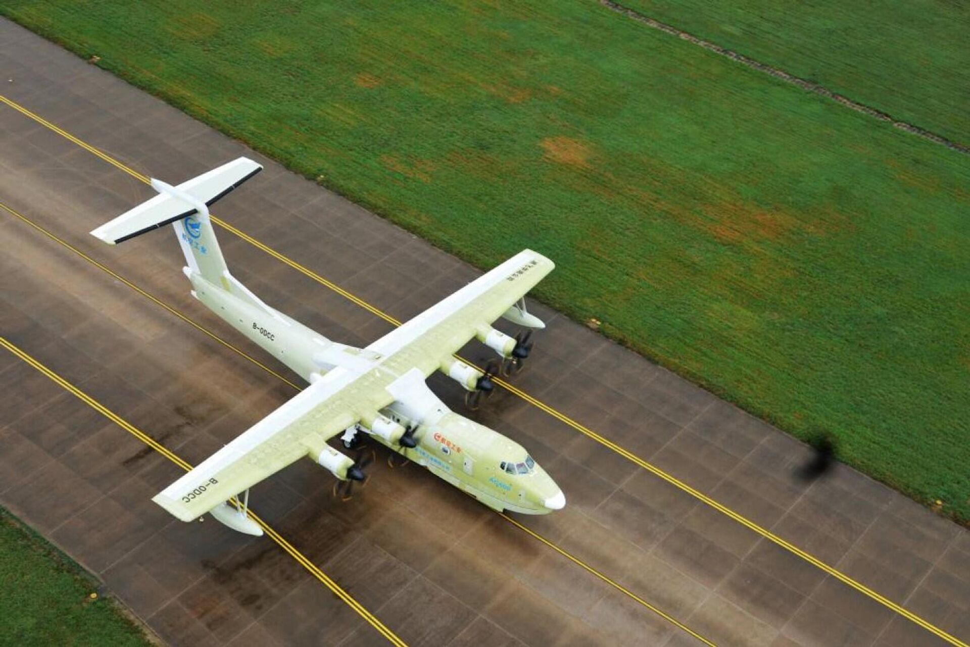 A full-state new-configuration model of China's AG600 large amphibious aircraft lands at the airport after conducting the maiden flight in Zhuhai, south China's Guangdong Province, on May 31, 2022. This new-configuration AG600 amphibious aircraft conducted a successful maiden flight on Tuesday, according to the Aviation Industry Corporation of China (AVIC) - Sputnik International, 1920, 31.05.2022