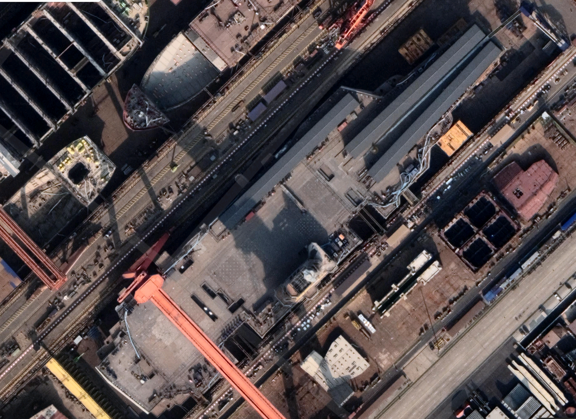 An early 2022 satellite image of China's Type 003 aircraft carrier, showing it to be near completion but work still being done on its three aircraft catapults. - Sputnik International, 1920, 31.05.2022