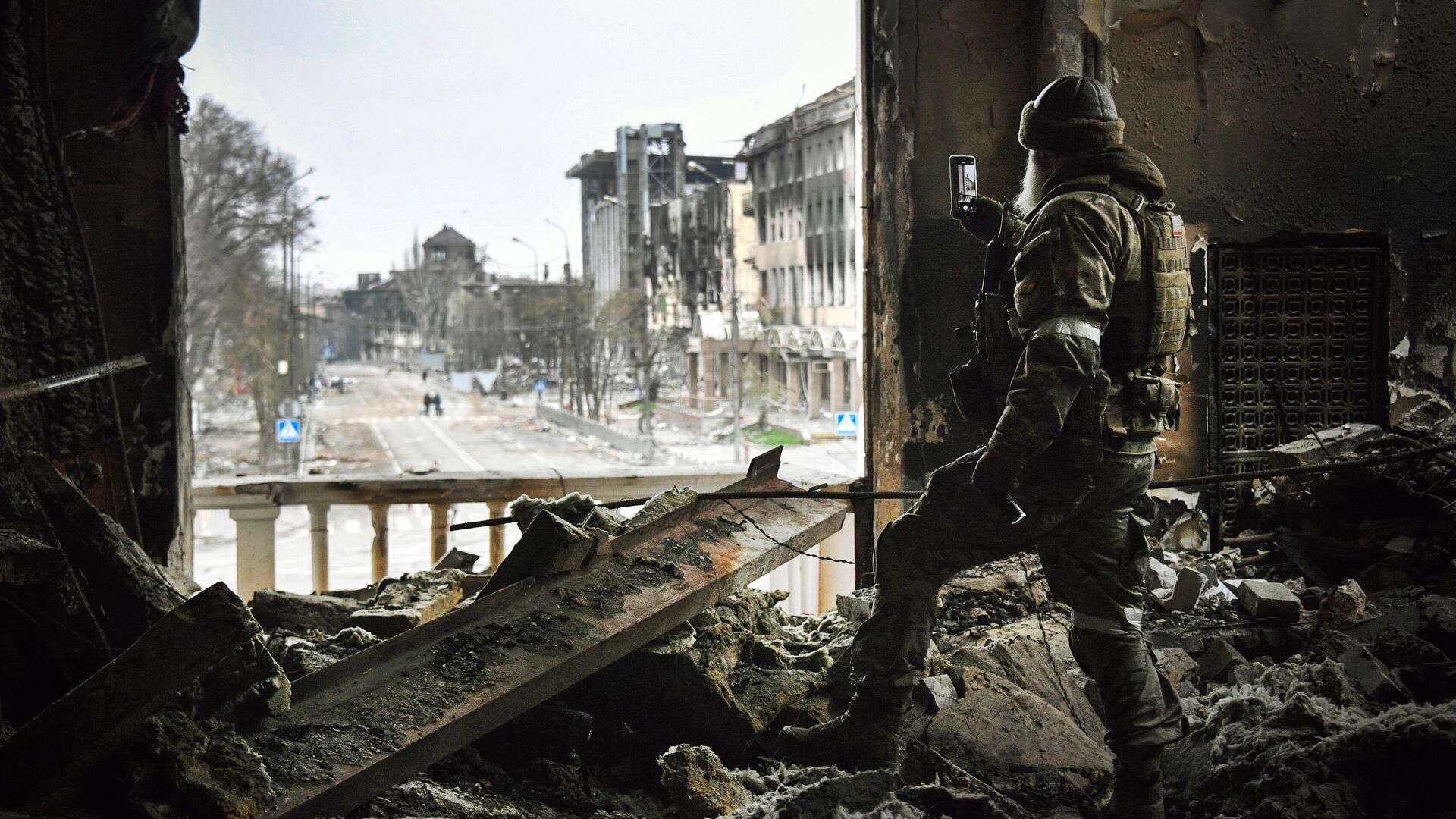 A Russian soldier patrols at the Mariupol drama theatre, bombed last March 16, on April 12, 2022 in Mariupol,  - Sputnik International, 1920, 01.06.2022