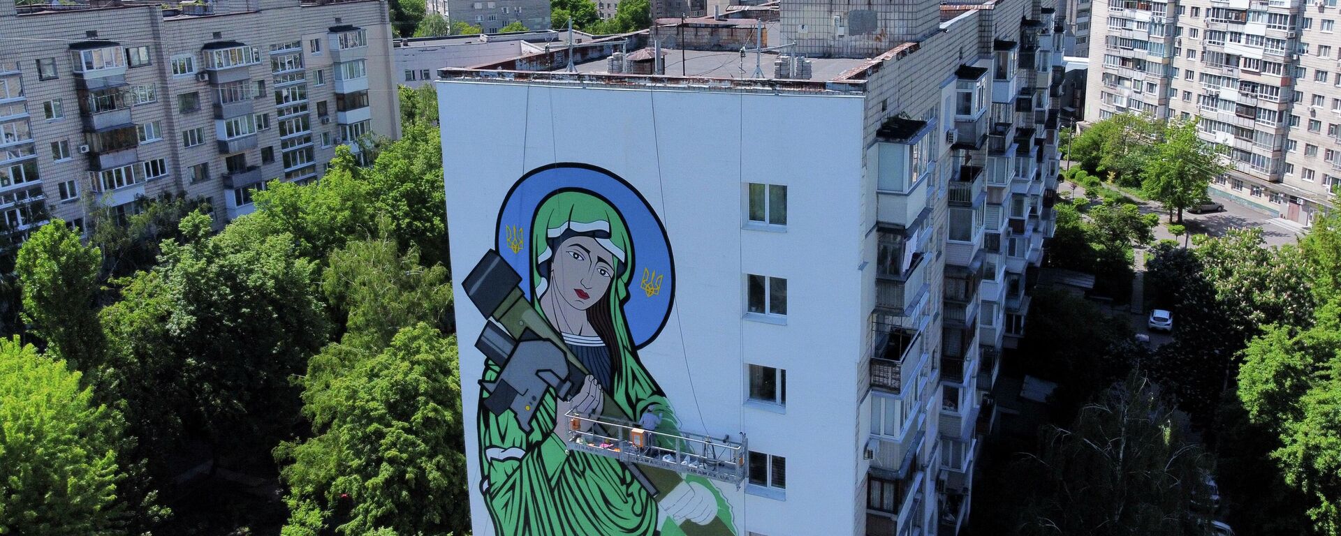 A worker paints a Saint Javelin, a Virgin Mary holding an American-made anti-tank missile, in Kyiv, Ukraine, Tuesday, May 24, 2022 - Sputnik International, 1920, 08.08.2022