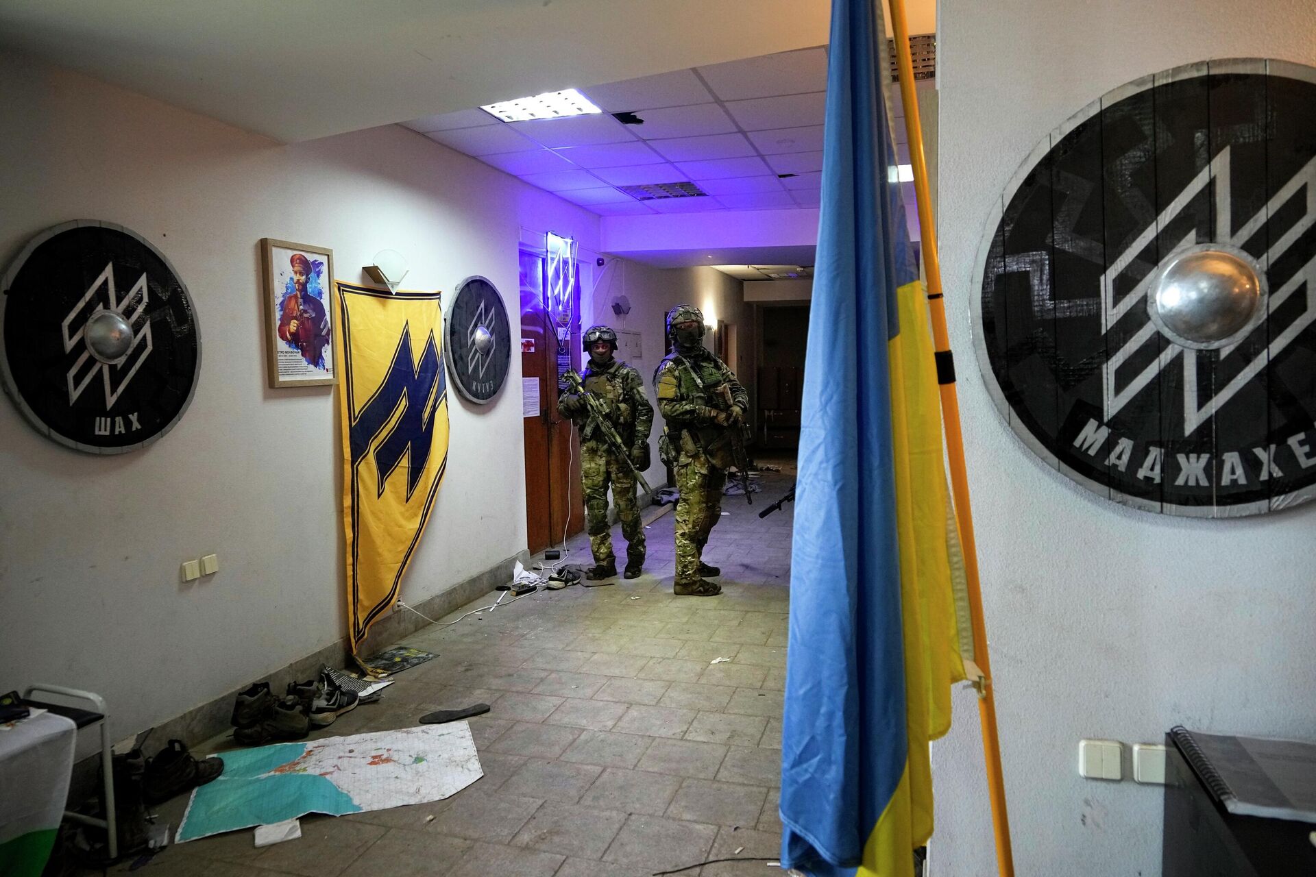 Russian soldiers walk inside the Ukraine's Azov Regiment base adorned with the unit's emblems in Yuriivka resort settlement on the coast of Azov Sea not far from Mariupol, in territory under the government of the Donetsk People's Republic, eastern Ukraine, Wednesday, May 18, 2022 - Sputnik International, 1920, 24.05.2022