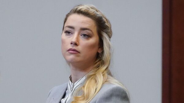 Actor Amber Heard stands in the courtroom at the Fairfax County Circuit Courthouse in Fairfax, Va., Friday, May 27, 2022 - Sputnik International