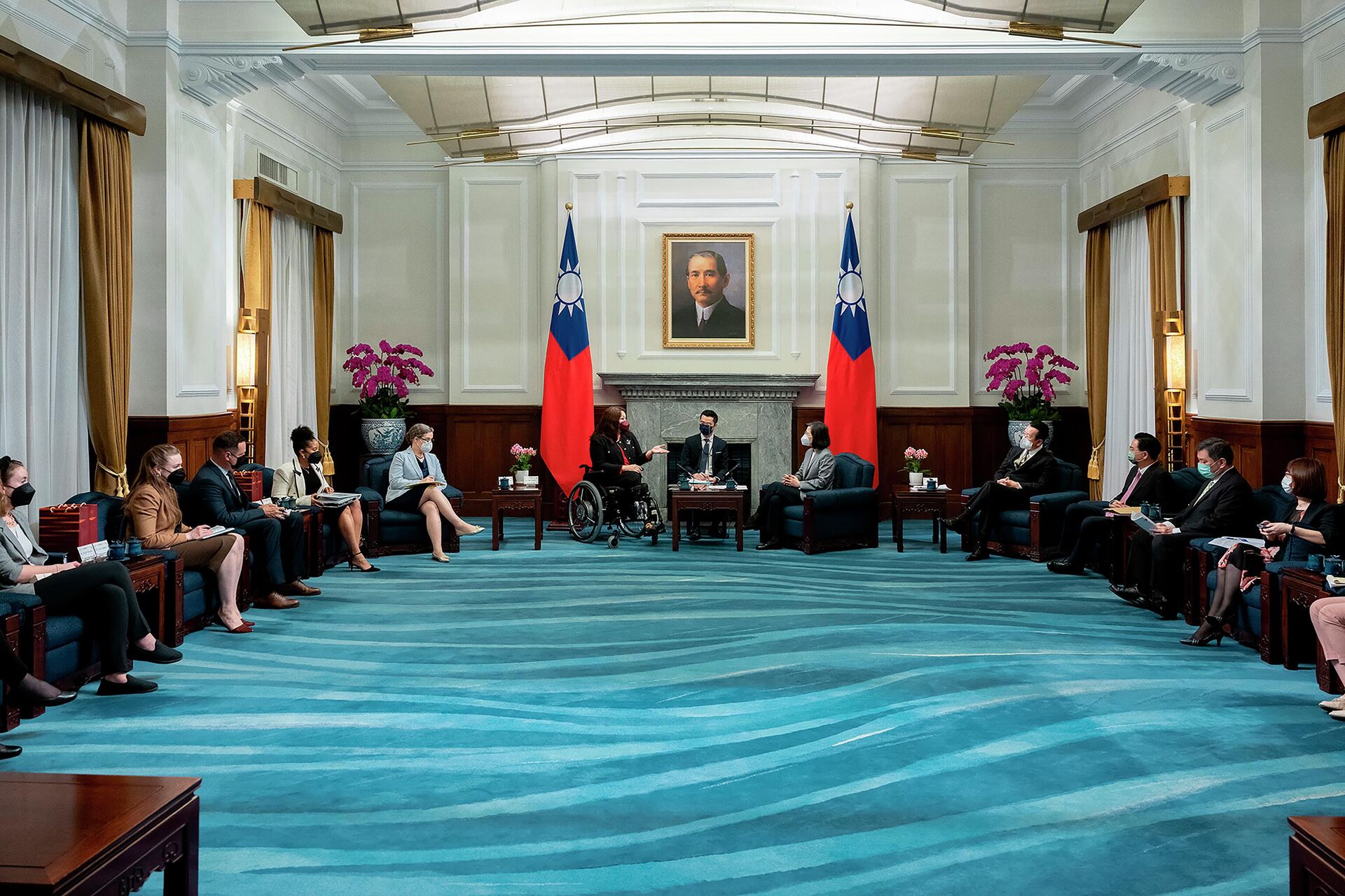 In this photo released by the Taiwan Presidential Office, U.S. Sen. Tammy Duckworth, D-Ill., center left, meets with Taiwan's President Tsai Ing-wen, center right, at the Presidential Office in Taipei, Taiwan, Tuesday, May 31, 2022 - Sputnik International, 1920, 01.06.2022