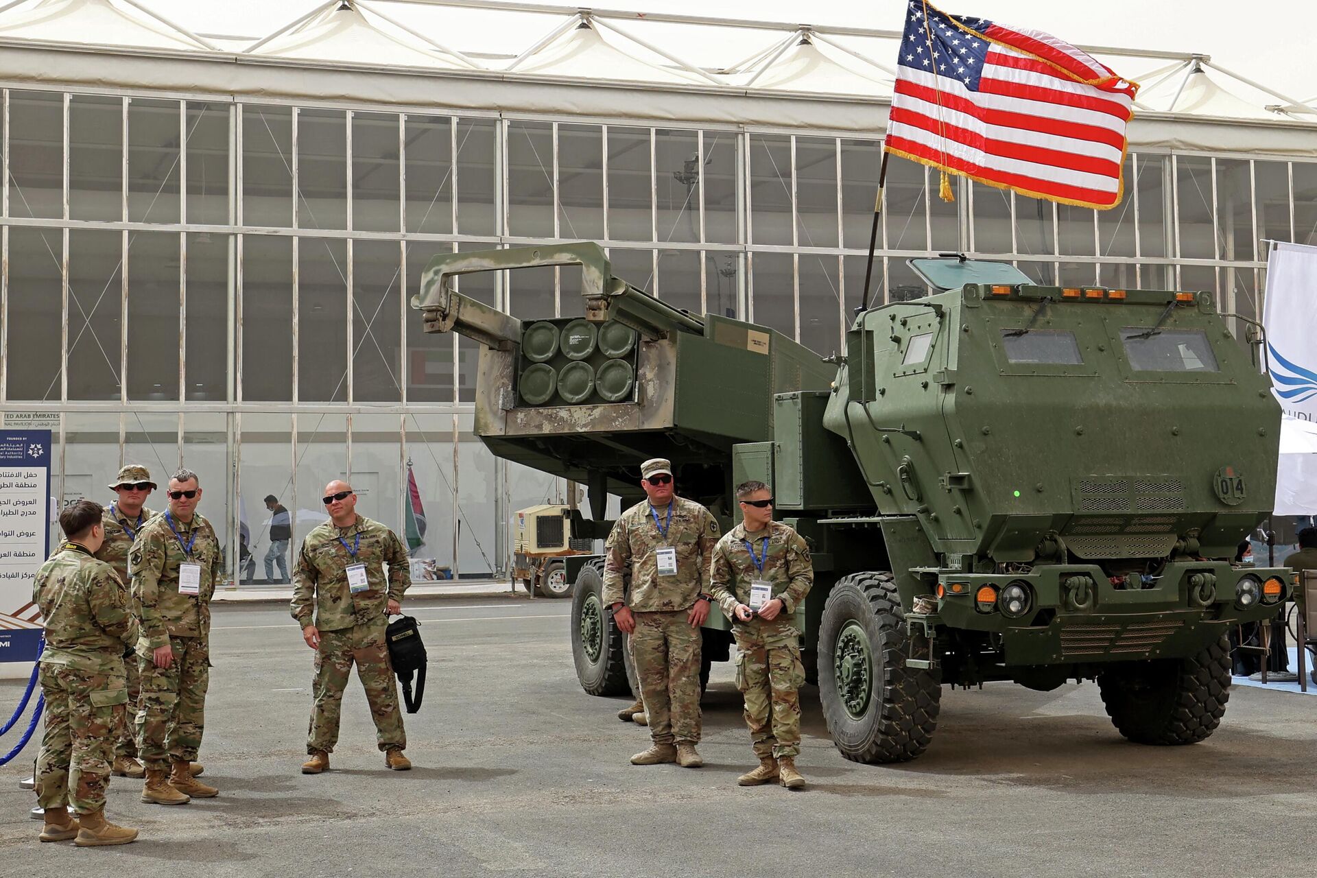 (FILES) In this file photo taken on March 06, 2022 US military personnel stand by a M142 High Mobility Artillery Rocket System (HIMARS) during Saudi Arabia’s first World Defense Show, north of the capital Riyadh. - - Sputnik International, 1920, 01.06.2022