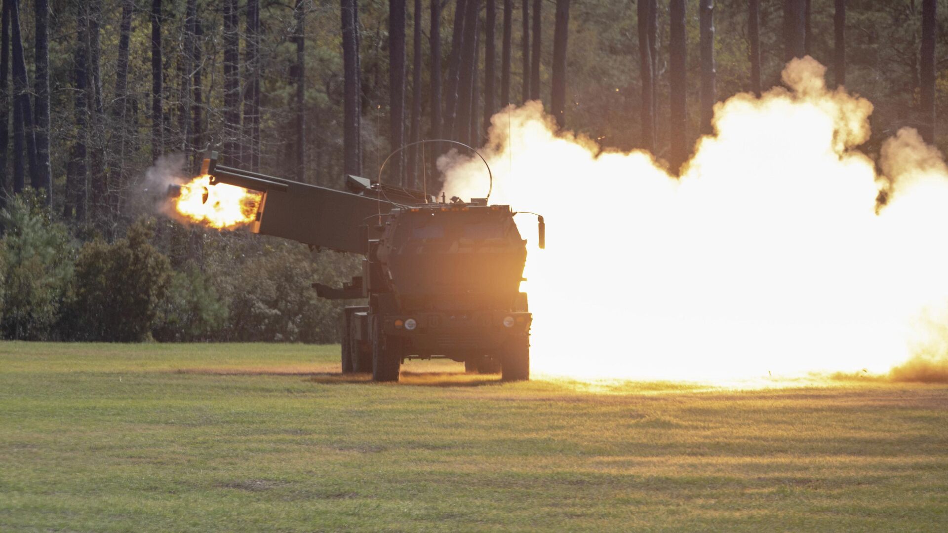 U.S. Marines with 10th Marine Regiment, 2d Marine Division, fire a reduced range practice rocket from a M142 High Mobility Artillery Rocket System during Exercise Rolling Thunder 22-2 on Camp Lejeune, North Carolina, April. 4, 2022. - Sputnik International, 1920, 03.06.2022