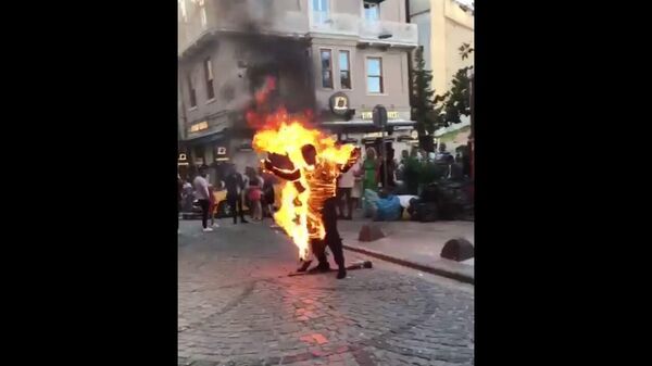 Man sets himself on fire in Istanbul, Turkey - Sputnik International