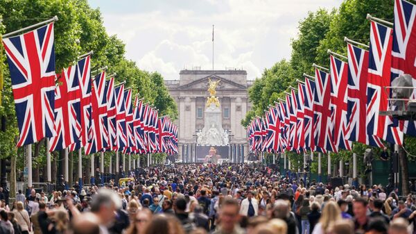 People walk along The Mall in London, Wednesday, June 1, 2022, ahead of the start of the Queen's Jubilee weekend. Britain will celebrate Queen Elizabeth II's 70 years on the throne with four days of festivities beginning with her ceremonial birthday parade on June 2, 2022 - Sputnik International