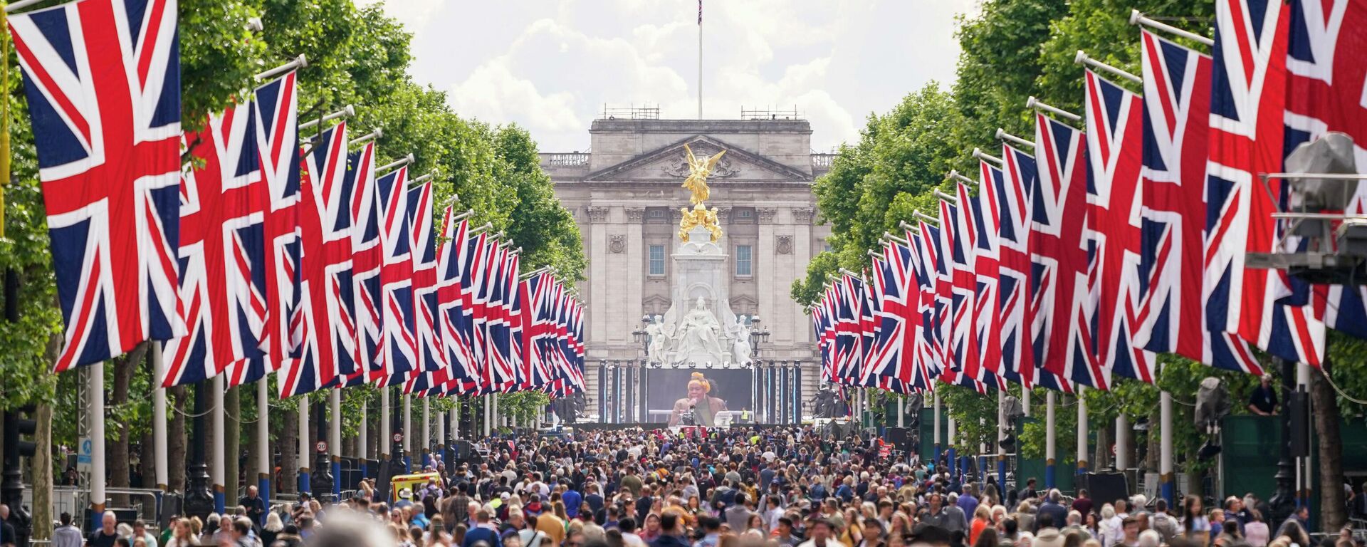 People walk along The Mall in London, Wednesday, June 1, 2022, ahead of the start of the Queen's Jubilee weekend. Britain will celebrate Queen Elizabeth II's 70 years on the throne with four days of festivities beginning with her ceremonial birthday parade on June 2, 2022 - Sputnik International, 1920, 02.06.2022