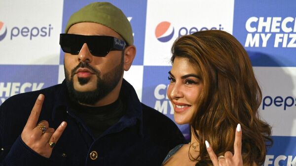 Indian rapper Badshah (L) and Bollywood actress Jacqueline Fernandez pose during a promotional event to release a musical anthem in Mumbai on May 2, 2022 - Sputnik International