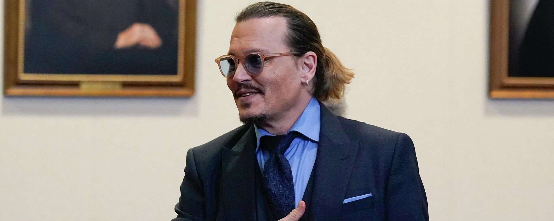 In this file photo taken on May 27, 2022 Actor Johnny Depp gestures to spectators in court after closing arguments at the Fairfax County Circuit Courthouse in Fairfax, Virginia. - Sputnik International, 1920, 02.06.2022