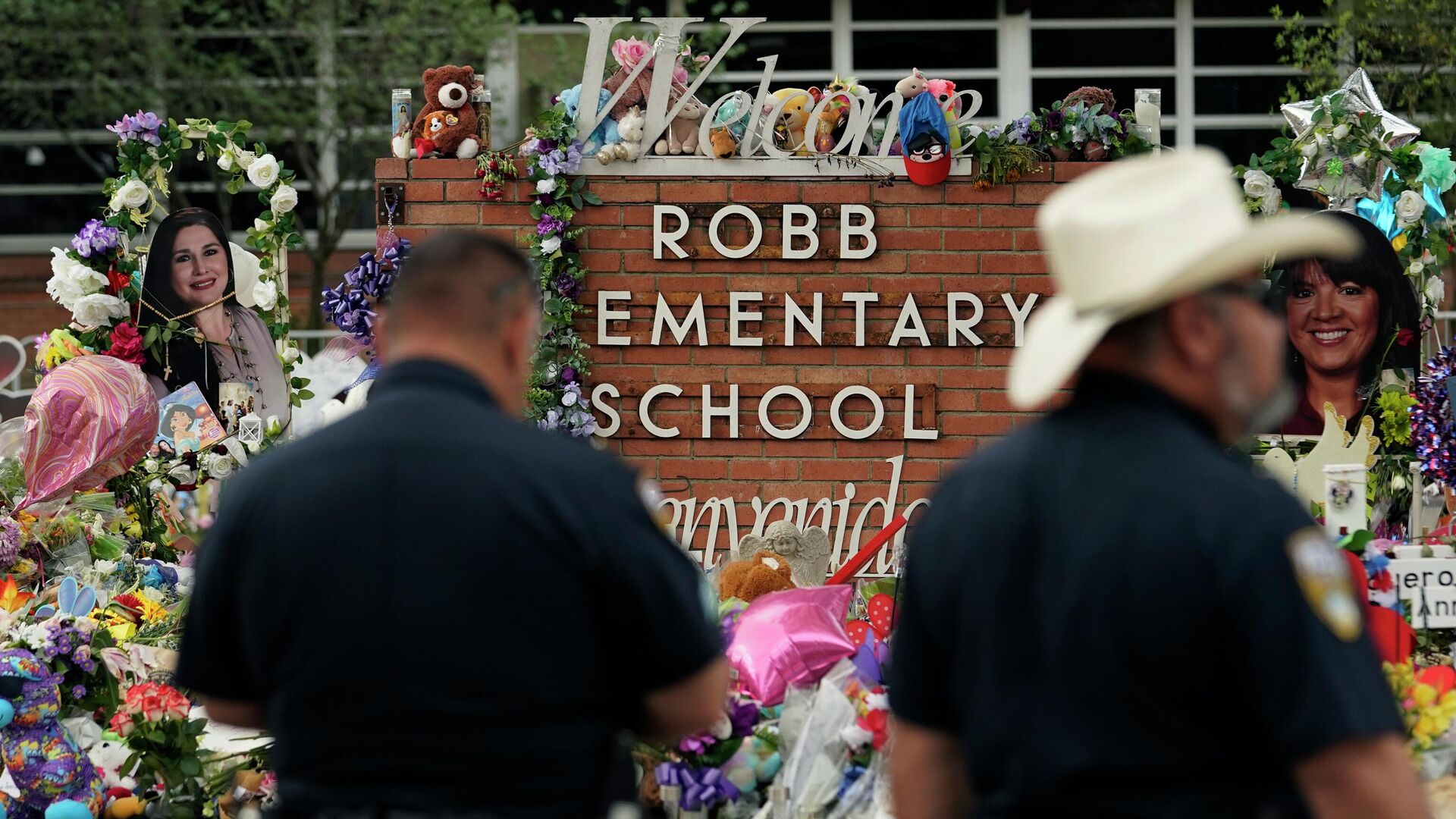 Members of the Pharr, Texas, police department visit a memorial at Robb Elementary School to honor the victims killed in last week's school shooting, Thursday, June 2, 2022, in Uvalde, Texas. - Sputnik International, 1920, 19.06.2022