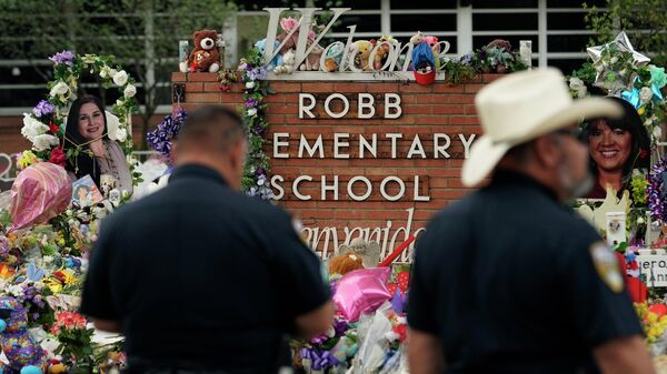 Members of the Pharr, Texas, police department visit a memorial at Robb Elementary School to honor the victims killed in last week's school shooting, Thursday, June 2, 2022, in Uvalde, Texas. - Sputnik International