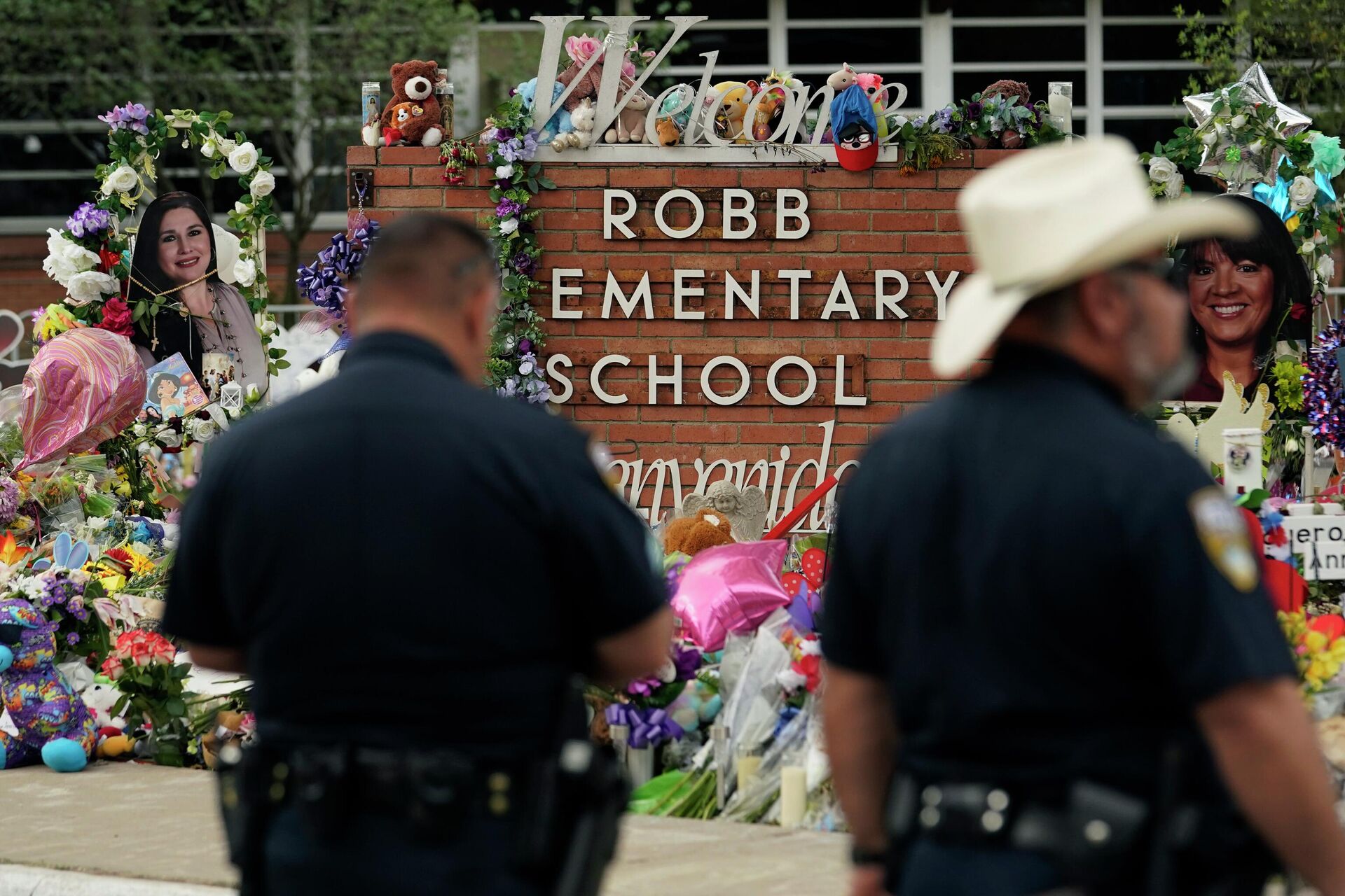 Members of the Pharr, Texas, police department visit a memorial at Robb Elementary School to honor the victims killed in last week's school shooting, Thursday, June 2, 2022, in Uvalde, Texas. - Sputnik International, 1920, 02.06.2022