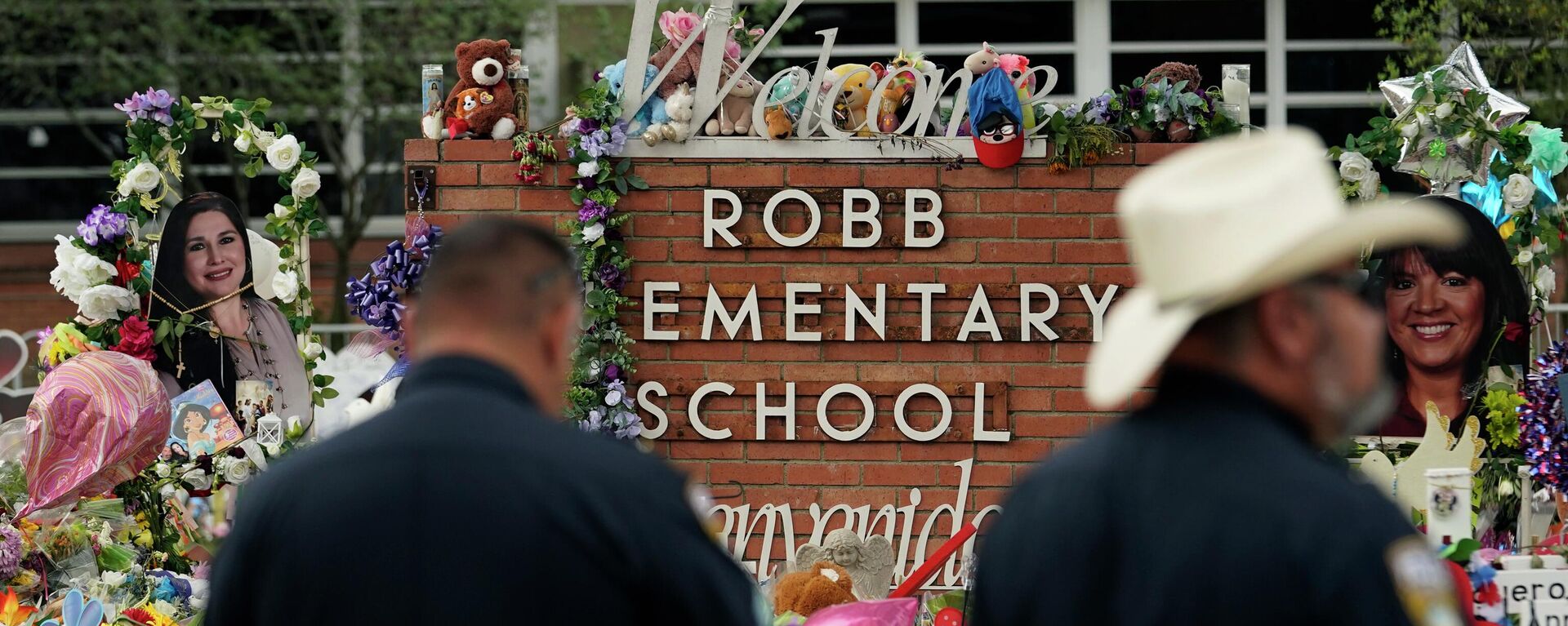 Members of the Pharr, Texas, police department visit a memorial at Robb Elementary School to honor the victims killed in last week's school shooting, Thursday, June 2, 2022, in Uvalde, Texas. - Sputnik International, 1920, 23.06.2022