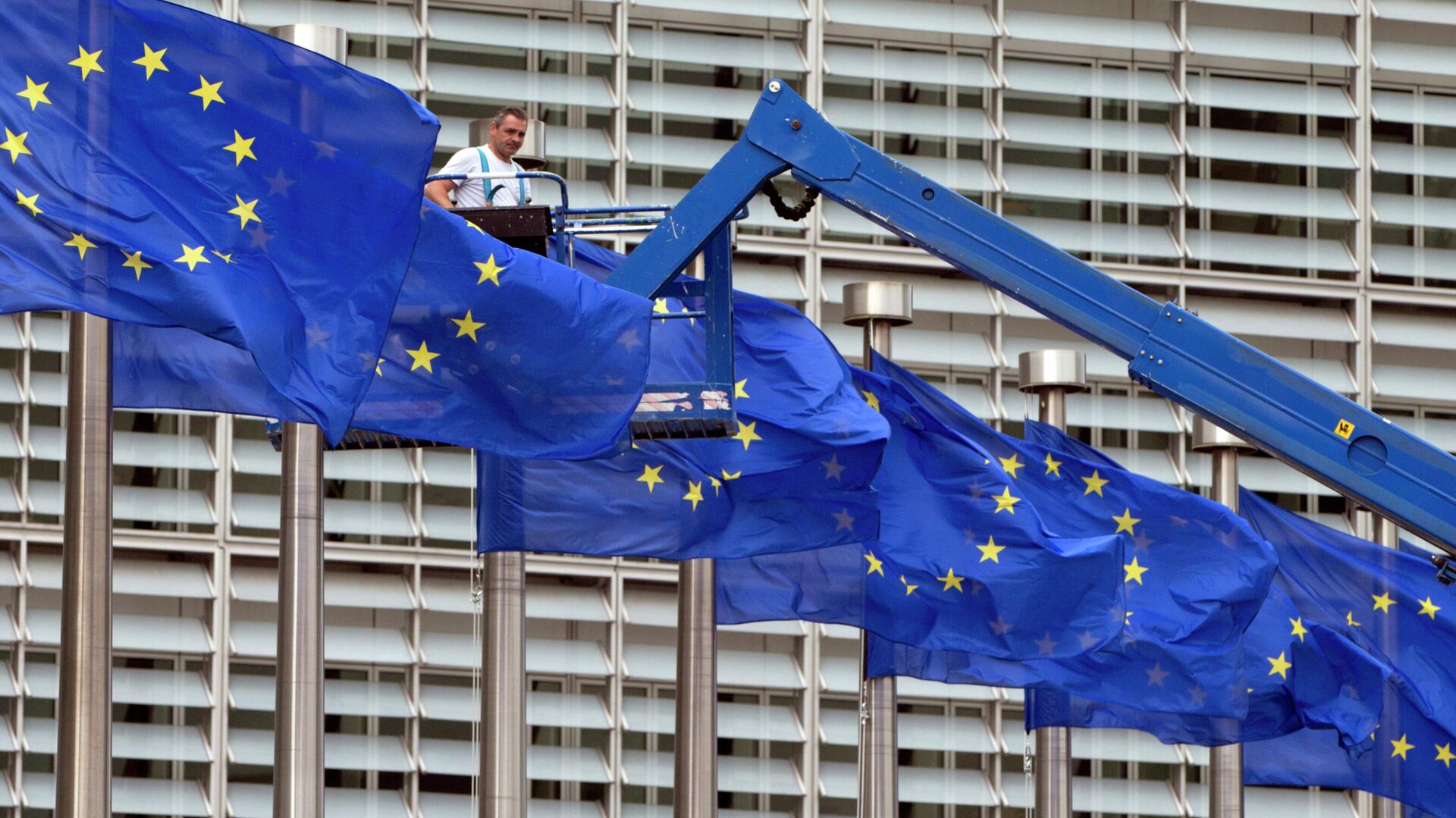FILE- In this June 23, 2016 file photo, a worker on a lift adjusts the EU flags in front of EU headquarters in Brussels - Sputnik International, 1920, 05.06.2022