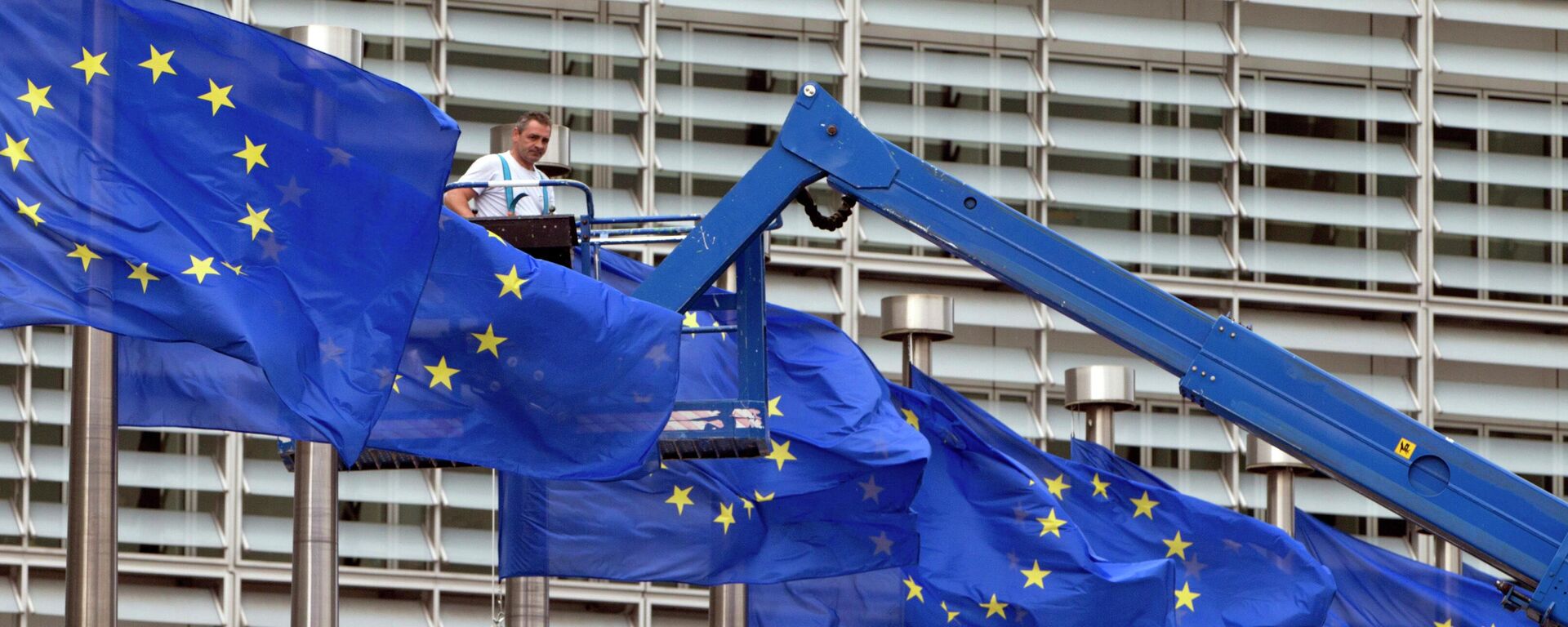 FILE- In this June 23, 2016 file photo, a worker on a lift adjusts the EU flags in front of EU headquarters in Brussels - Sputnik International, 1920, 17.02.2024