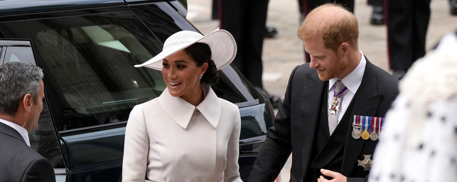 Britain's Prince Harry, Duke of Sussex, (R) and Britain's Meghan, Duchess of Sussex arrive to attend the National Service of Thanksgiving for The Queen's reign at Saint Paul's Cathedral in London on June 3, 2022 as part of Queen Elizabeth II's platinum jubilee celebrations. -  - Sputnik International, 1920, 03.06.2022