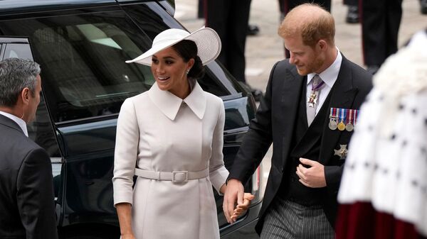 Britain's Prince Harry, Duke of Sussex, (R) and Britain's Meghan, Duchess of Sussex arrive to attend the National Service of Thanksgiving for The Queen's reign at Saint Paul's Cathedral in London on June 3, 2022 as part of Queen Elizabeth II's platinum jubilee celebrations. -  - Sputnik International