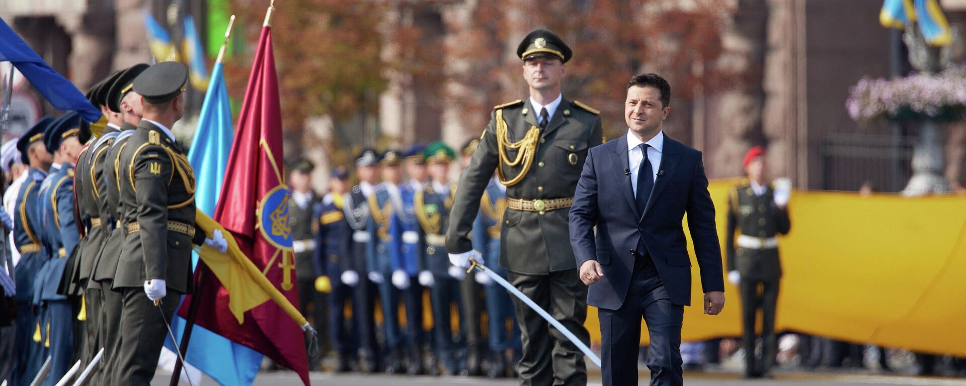 This handout picture released by the Ukrainian Presidential Press Service on August 24, 2021, shows Ukrainian President Volodymyr Zelensky walking to attend the Independence Day military parade in Kiev - Sputnik International, 1920, 03.06.2022