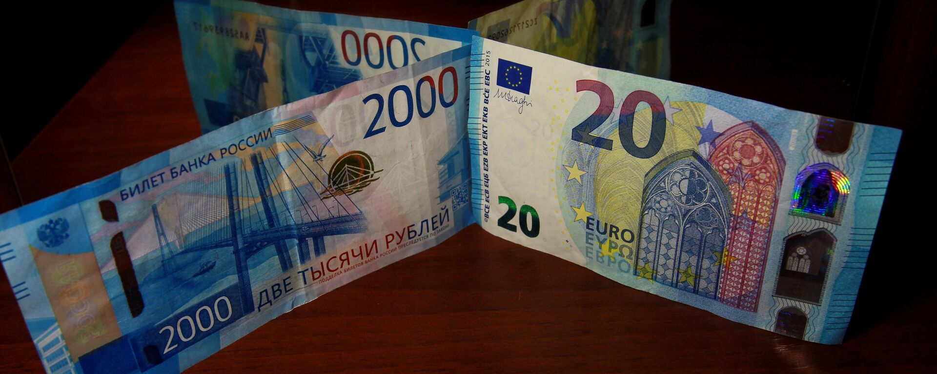 Two thousand rubles banknotes - Sputnik International, 1920, 03.06.2022