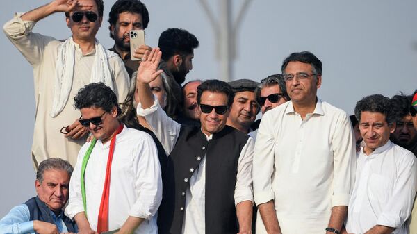 Ousted Pakistan's prime minister Imran Khan (C) waves at his party supporters during a rally in Islamabad on May 26, 2022. - Sputnik International