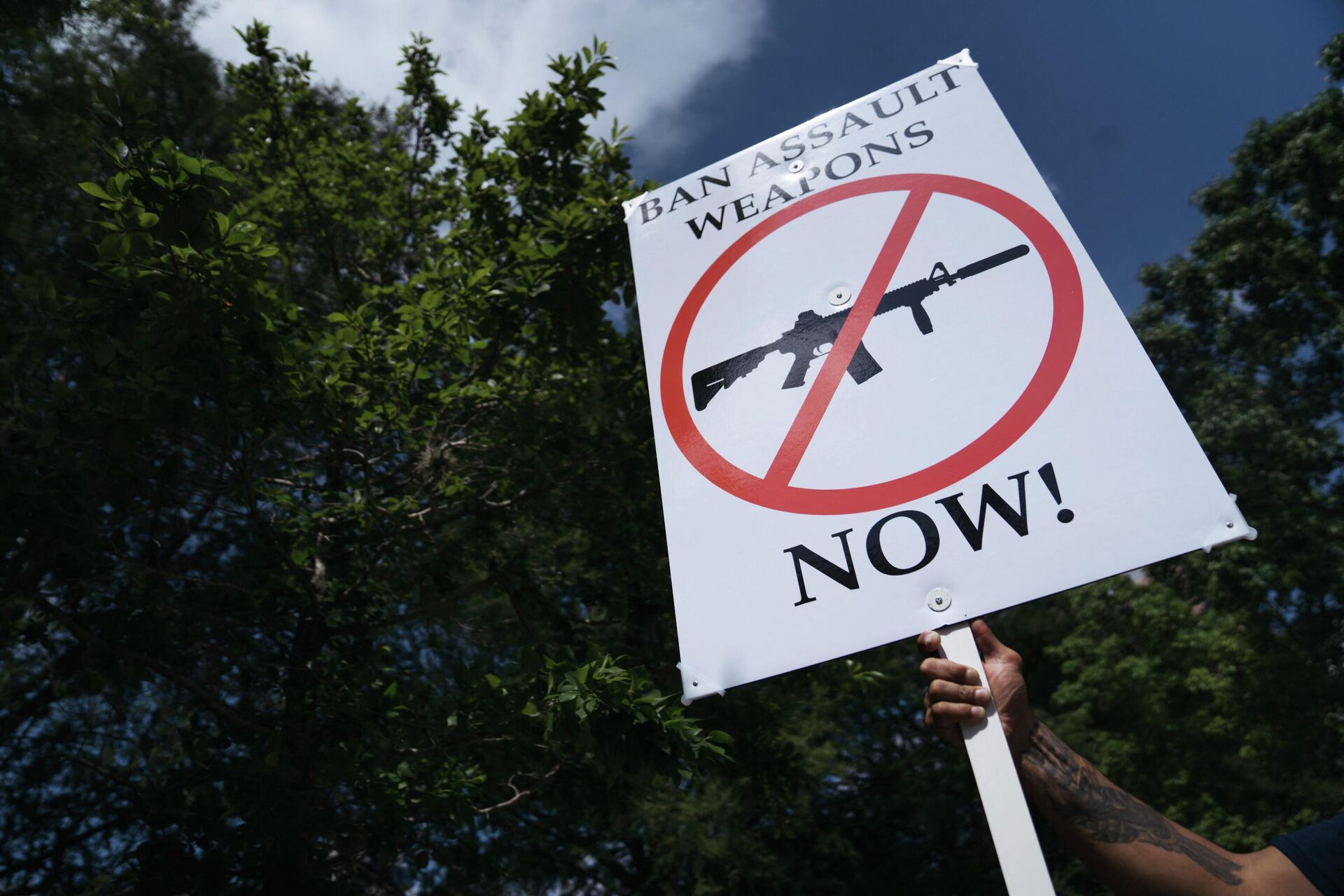 HOUSTON, TX - MAY 27: A gun control advocate holds a sign during a protest across from the National Rifle Association Annual Meeting at the George R. Brown Convention Center, on May 27, 2022 in Houston, Texas.  - Sputnik International, 1920, 25.06.2022