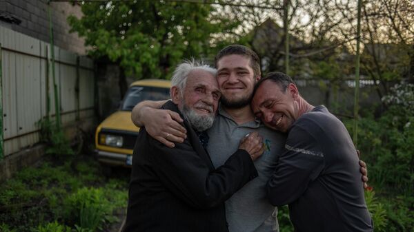 Andrei Andreevich Vorontsov (L), his son Andrei Andreevich Vorontsov (R) and grandson Andrei Andreevich Vorontsov (C) meet in Donetsk. - Sputnik International