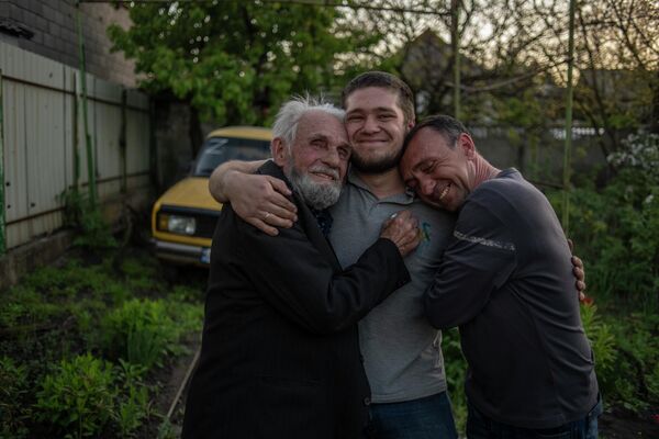 Andrei Andreevich Vorontsov (L), his son Andrei Andreevich Vorontsov (R), and grandson Andrei Andreevich Vorontsov (C) meet in Donetsk. - Sputnik International