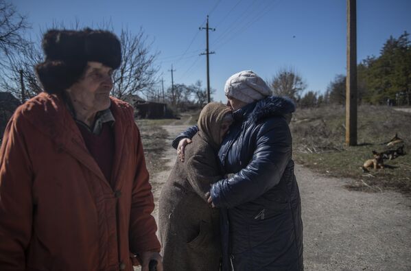 Alexander Polkovnikov and Vera Polkovnikova bid farewell to their daughter Tatiana in the village of Bolotennoye in the Lugansk People&#x27;s Republic. Tatiana was able to meet her parents for the first time in eight years after Lugansk People&#x27;s Republic forces established control over the village. - Sputnik International