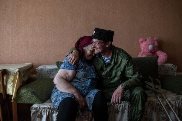 Alexander Ogirin, ataman of Stanitsa Kirovskaya, meets his mother for the first time in eight years, in the liberated village of Muratovo. Alexander sustained an injury during his service in the Lugansk People&#x27;s Republic&#x27;s militia. - Sputnik International
