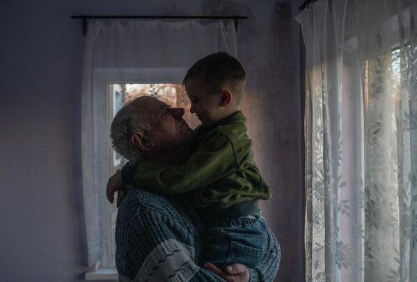Victor Alexandrovich holds his grandson Samson in Stanitsa Luganskaya in the Lugansk People&#x27;s Republic. - Sputnik International