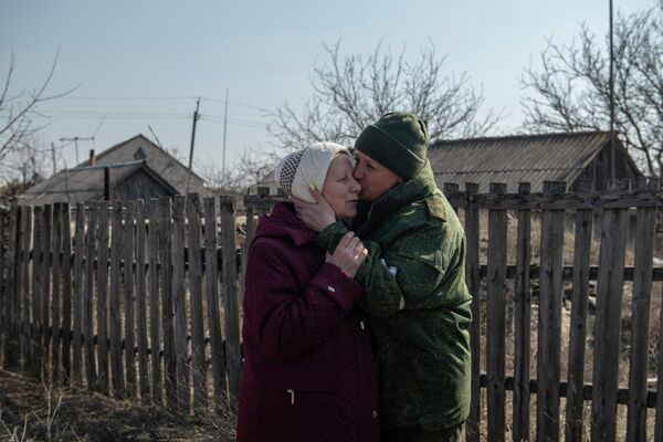 Lydia Petrovna bids farewell to her daughter Irina in the village of Olhovoye in Lugansk People&#x27;s Republic. - Sputnik International