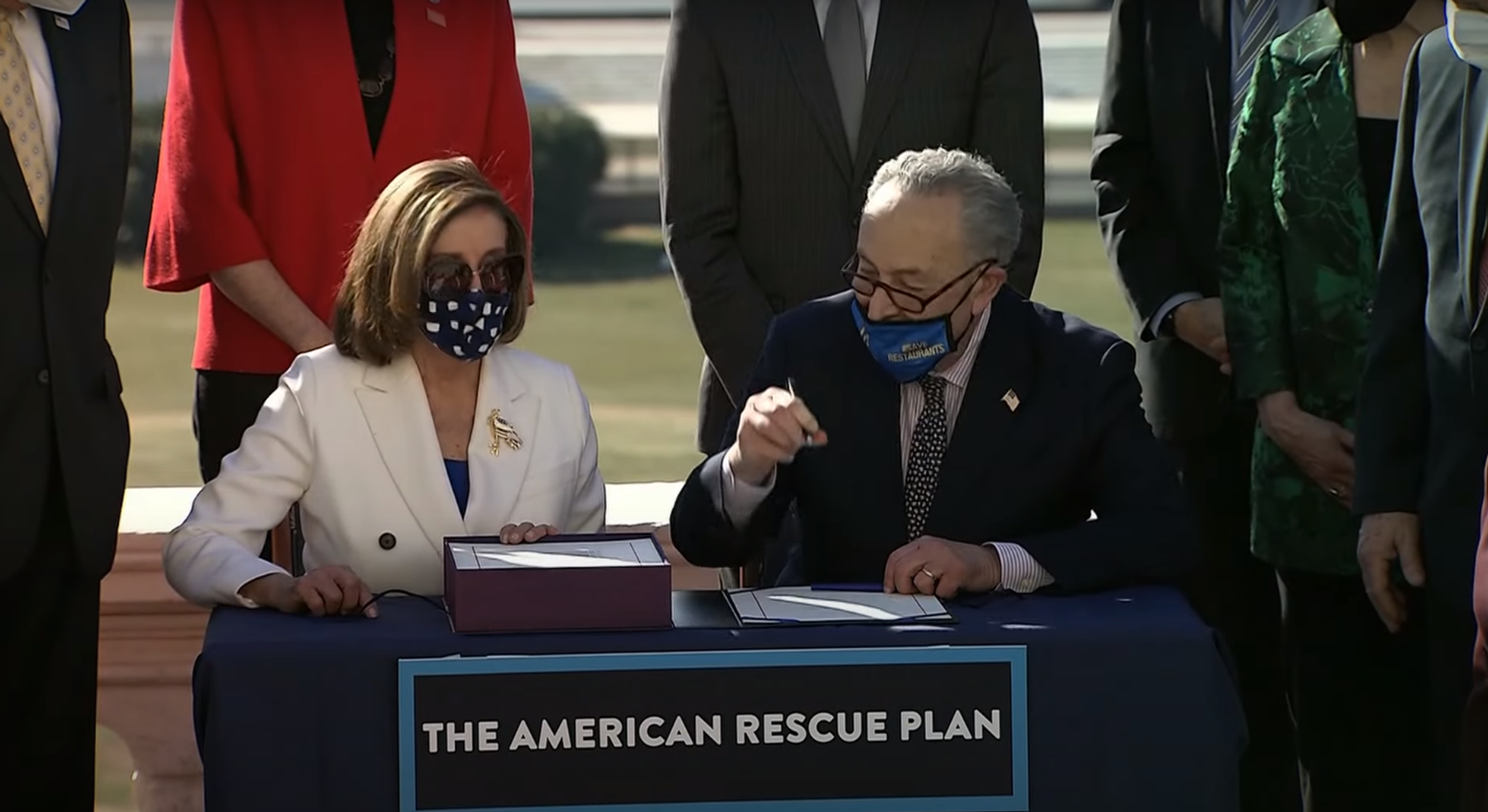 House Majority Leader Nancy Pelosi and Senate Majority Leader Chuck Schumer sign $1.9 trillion American Rescue Plan spending package. 2021. - Sputnik International, 1920, 25.06.2022
