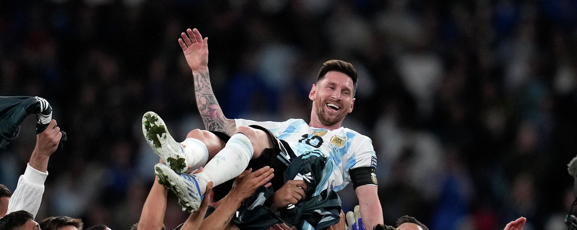 Argentina's players celebrate with Lionel Messi, top, after winning the Finalissima soccer match between Italy and Argentina at Wembley Stadium in London , Wednesday, June 1, 2022 - Sputnik International, 1920, 07.02.2023