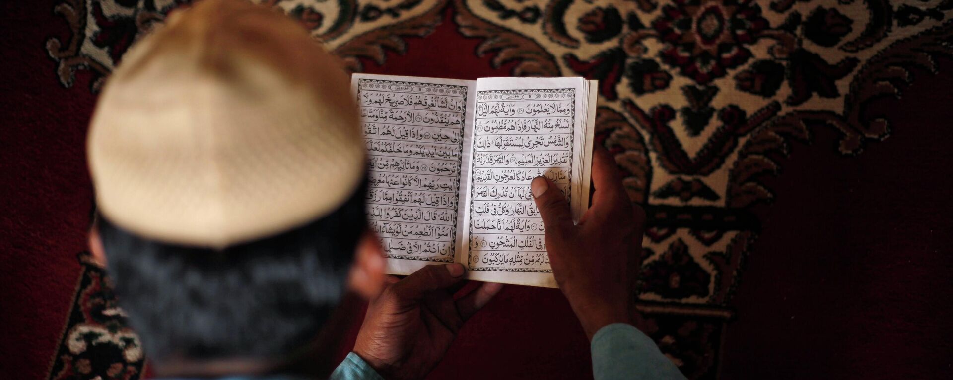 An Indian Muslim man reads the holy Quran at Jami Masjid after Friday prayers in Ahmadabad, India, Friday, June 26, 2015 - Sputnik International, 1920, 30.06.2023