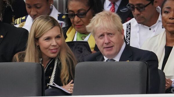 Britain's Prime Minister Boris Johnson and his wife Carrie Johnson during the Platinum Jubilee Pageant outside Buckingham Palace - Sputnik International