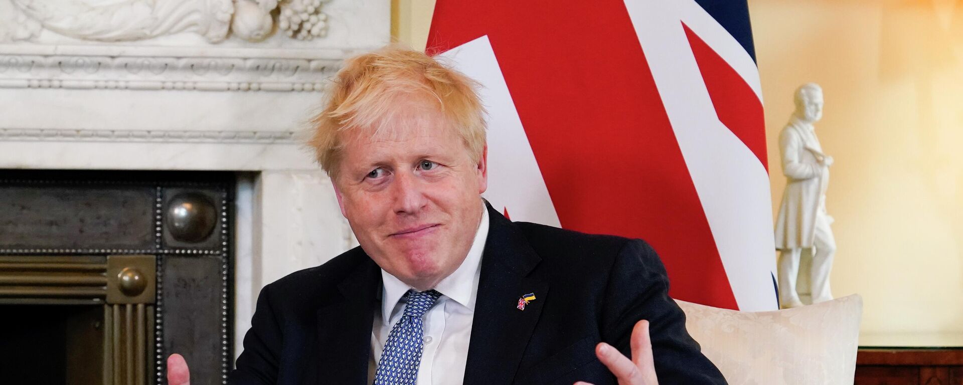 Britain's Prime Minister Boris Johnson gestures as he meets Estonia's Prime Minister Kaja Kallas at 10 Downing Street - Sputnik International, 1920, 06.06.2022
