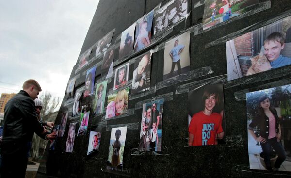 From 2014 to 2022, Ukrainian Army shelling killed more than 100 children in Donbass.Above: People are seen taking part in the evening memorial service ‘Interrupted Flight’ in memory of the children who died during the Donbass conflict. - Sputnik International