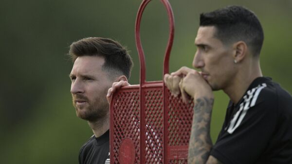 Argentina's forward Lionel Messi (L) and midfielder Angel Di Maria attend a training session in Ezeiza, Buenos Aires, on November 9, 2021, ahead of FIFA World Cup Qatar 2022 qualifier matches against Uruguay on November 12 and against Brazil on November 16 - Sputnik International