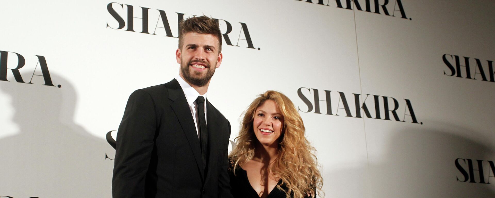 FILE - Colombian singer Shakira, right, and FC Barcelona's soccer player Gerard Pique pose to the media during the presentation of her new album Shakira in Barcelona, Spain, on March 20, 2014 - Sputnik International, 1920, 07.06.2022